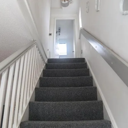 Luxe Cosy&Spacious 2 Bed House - Super Fast Wi-Fi & Private Parking Near Glo Airport & Cheltenham Racecourse Churchdown Exterior photo