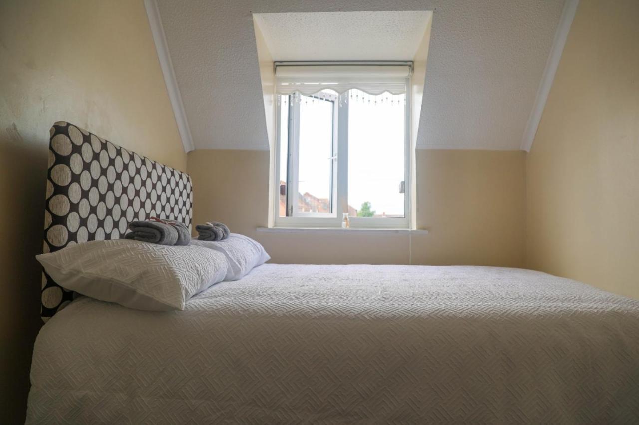 Holiday home Luxe Cosy&spacious 2 Bed House - Super Fast Wi-fi & Private Parking Near Glo Airport & Cheltenham Racecourse *