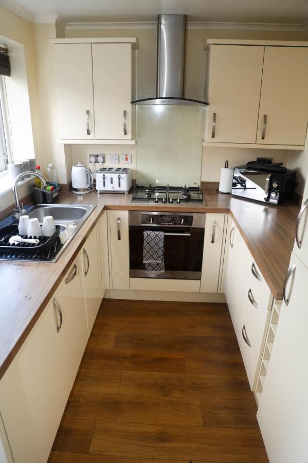 Holiday home Luxe Cosy&spacious 2 Bed House - Super Fast Wi-fi & Private Parking Near Glo Airport & Cheltenham Racecourse