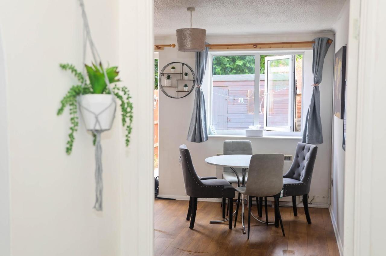 Luxe Cosy&spacious 2 Bed House - Super Fast Wi-fi & Private Parking Near Glo Airport & Cheltenham Racecourse Churchdown
