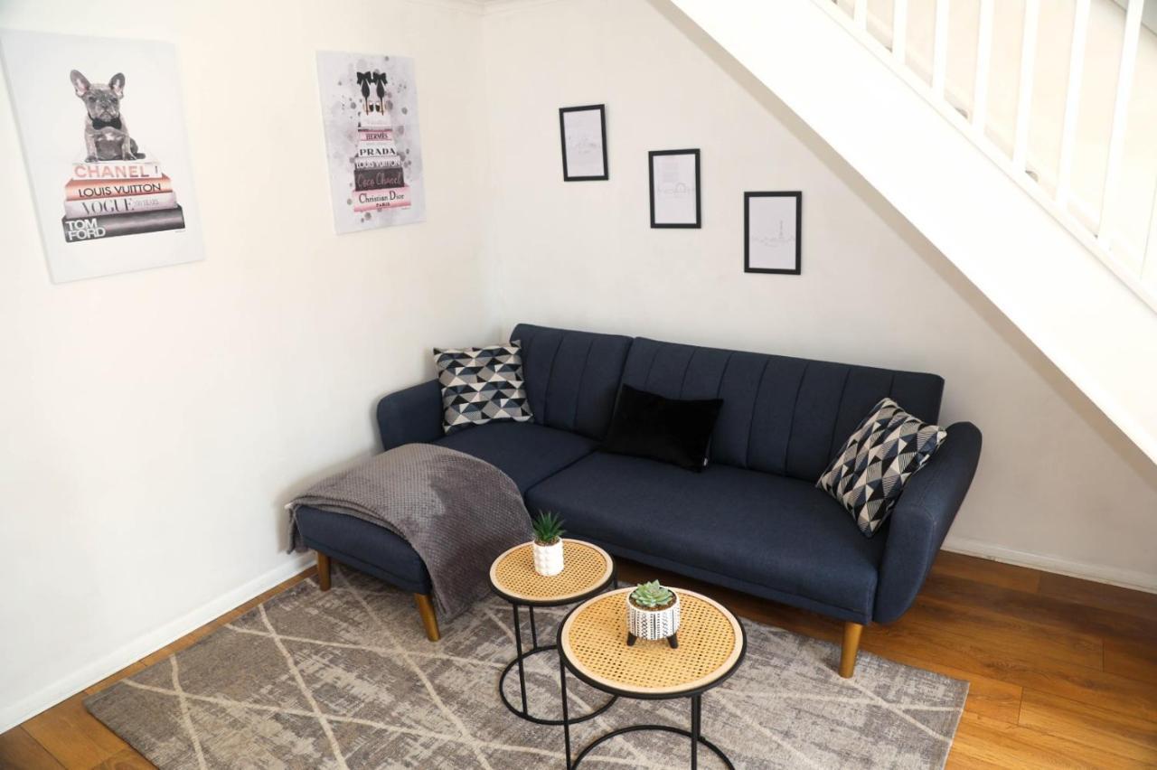 Luxe Cosy&spacious 2 Bed House - Super Fast Wi-fi & Private Parking Near Glo Airport & Cheltenham Racecourse Holiday home