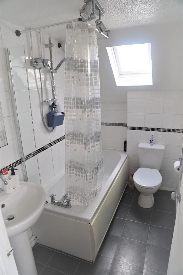 Luxe Cosy&spacious 2 Bed House - Super Fast Wi-fi & Private Parking Near Glo Airport & Cheltenham Racecourse Holiday home *