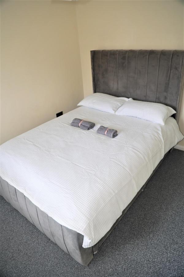 Holiday home Luxe Cosy&spacious 2 Bed House - Super Fast Wi-fi & Private Parking Near Glo Airport & Cheltenham Racecourse *