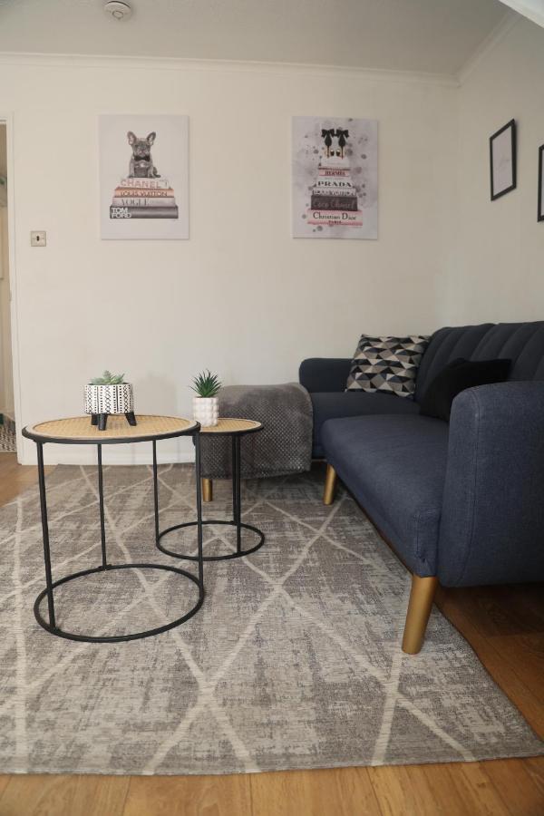 Luxe Cosy&spacious 2 Bed House - Super Fast Wi-fi & Private Parking Near Glo Airport & Cheltenham Racecourse