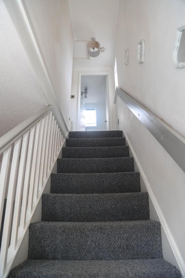 Luxe Cosy&spacious 2 Bed House - Super Fast Wi-fi & Private Parking Near Glo Airport & Cheltenham Racecourse Holiday home *