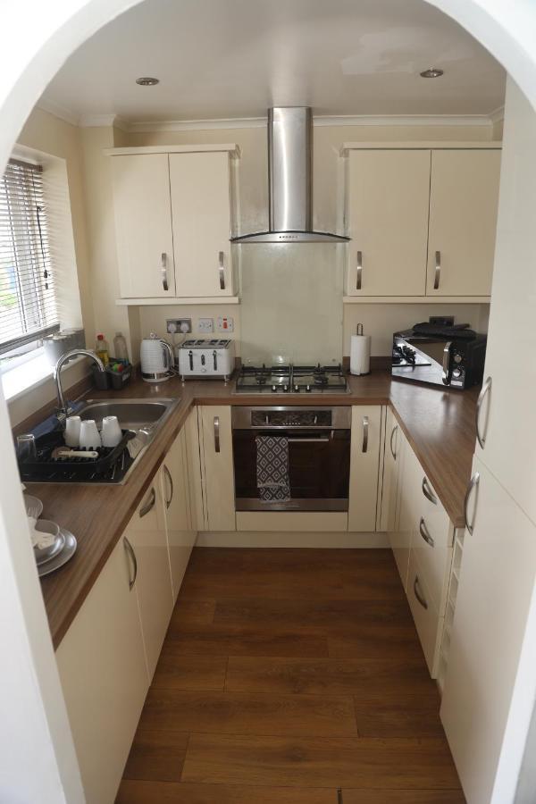 Luxe Cosy&spacious 2 Bed House - Super Fast Wi-fi & Private Parking Near Glo Airport & Cheltenham Racecourse