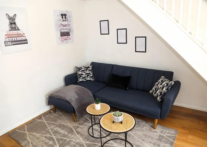 Luxe Cosy&Spacious 2 Bed House - Super Fast Wi-Fi & Private Parking Near Glo Airport & Cheltenham Racecourse