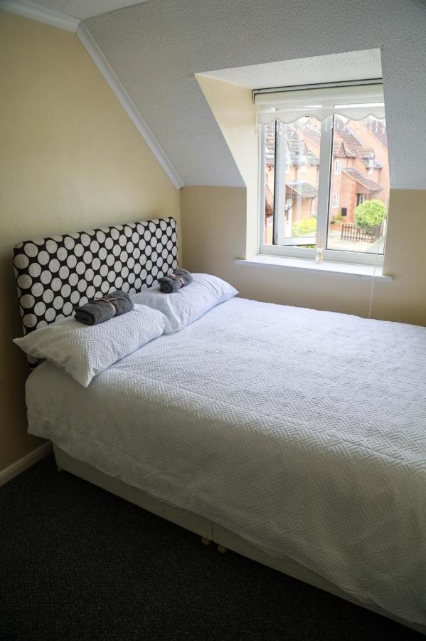 Luxe Cosy&spacious 2 Bed House - Super Fast Wi-fi & Private Parking Near Glo Airport & Cheltenham Racecourse Сasa de vacaciones *
